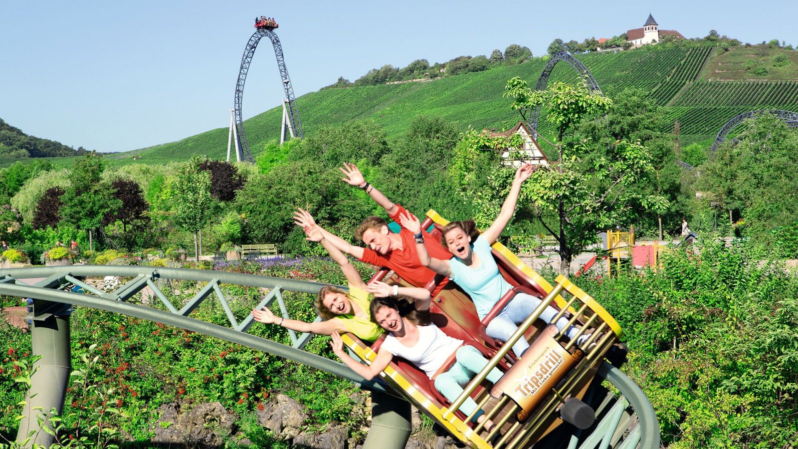 Platz 5: Die Achterbahn „G’sengte Sau“ rast auf engen Kurven um die Burg Alte Klinge und macht einen Waagrecht-Looping. Im Herbst 2001 war diese Achterbahn Schauplatz für die „Wetten, dass..?“-Außenwette von Dirk Auer. Mit einem Bierkrug in der Hand fuhr der Extrem-Sportler auf Inlinern über diese Anlage. Zum Schluss war der Bierkrug noch zu zwei Dritteln gefüllt. Wette gewonnen!Foto: Erlebnispark Tripsdrill/oh