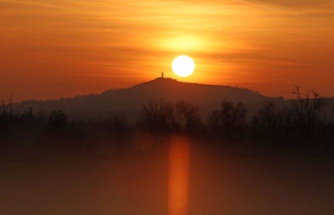 Die Sonne steht hinter einem Schleier aus Saharastaub über dem niedersächsischen Wurmberg.<span class='image-autor'>Foto: Matthias Bein/dpa</span>
