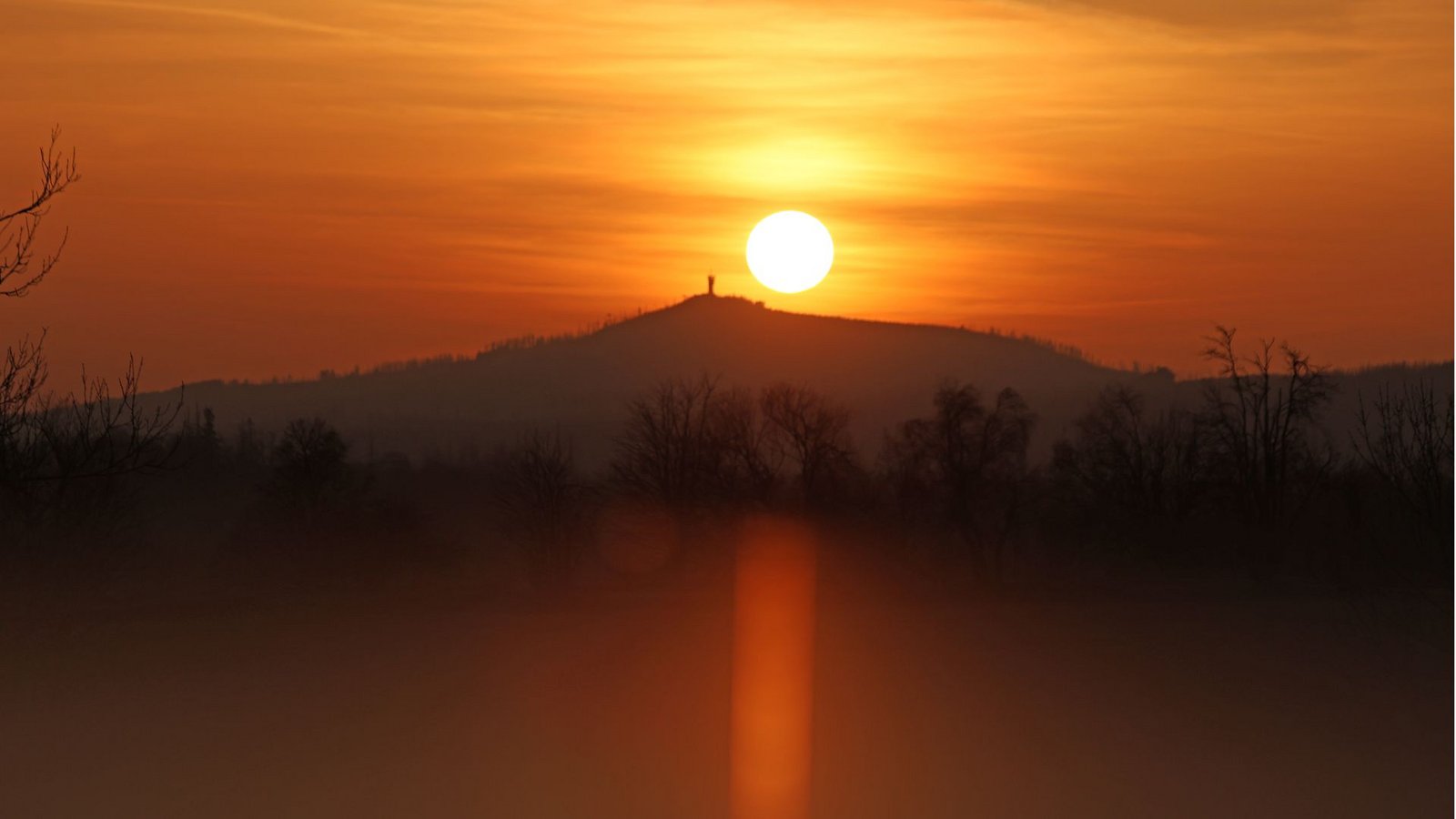 Die Sonne steht hinter einem Schleier aus Saharastaub über dem niedersächsischen Wurmberg.Foto: Matthias Bein/dpa