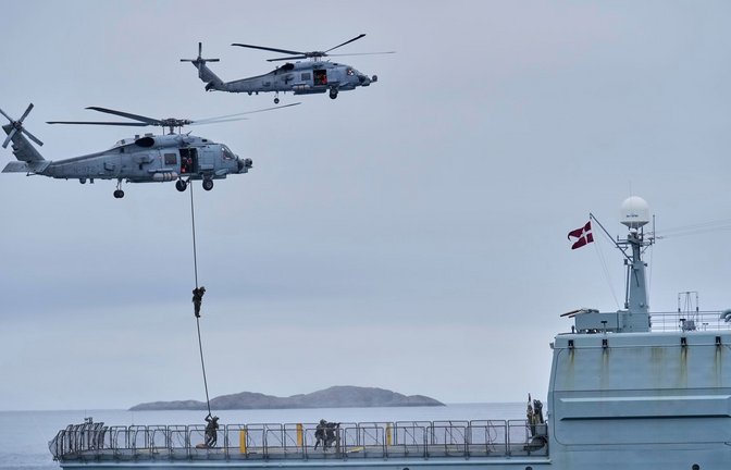 Dänische Marineinfanteristen seilen sich vor Grönland aus einem Sikorsky SH-60 Seahawk-Hubschrauber auf das Deck einer dänischen Fregatte ab: Planungen seit 2020 .<span class='image-autor'>Foto: AP/dpa</span>