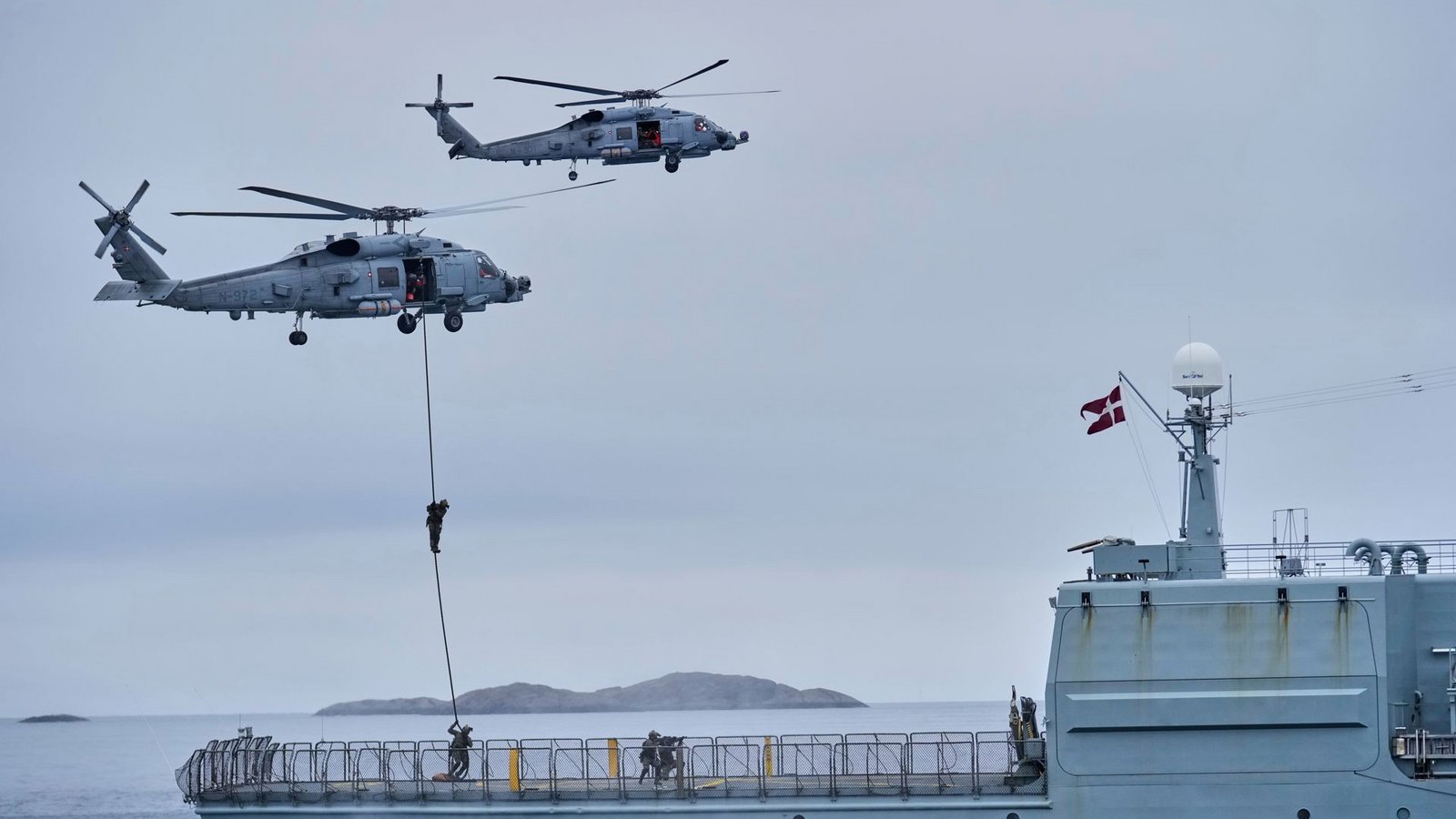 Dänische Marineinfanteristen seilen sich vor Grönland aus einem Sikorsky SH-60 Seahawk-Hubschrauber auf das Deck einer dänischen Fregatte ab: Planungen seit 2020 .Foto: AP/dpa Dänische Marineinfanteristen seilen sich vor Grönland aus einem Sikorsky SH-60 Seahawk-Hubschrauber auf das Deck einer dänischen Fregatte ab: Planungen seit 2020 .Foto: AP/dpa