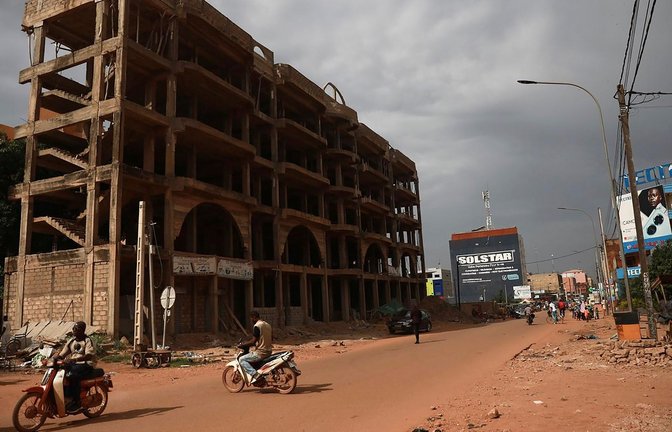 Eine fast leere Straße in Burkina Fasos Hauptstadt Ouagadougou. Wenige Stunden später kam es zu einem Militärputsch.<span class='image-autor'>Foto: Sophie Garcia/AP/dpa</span>