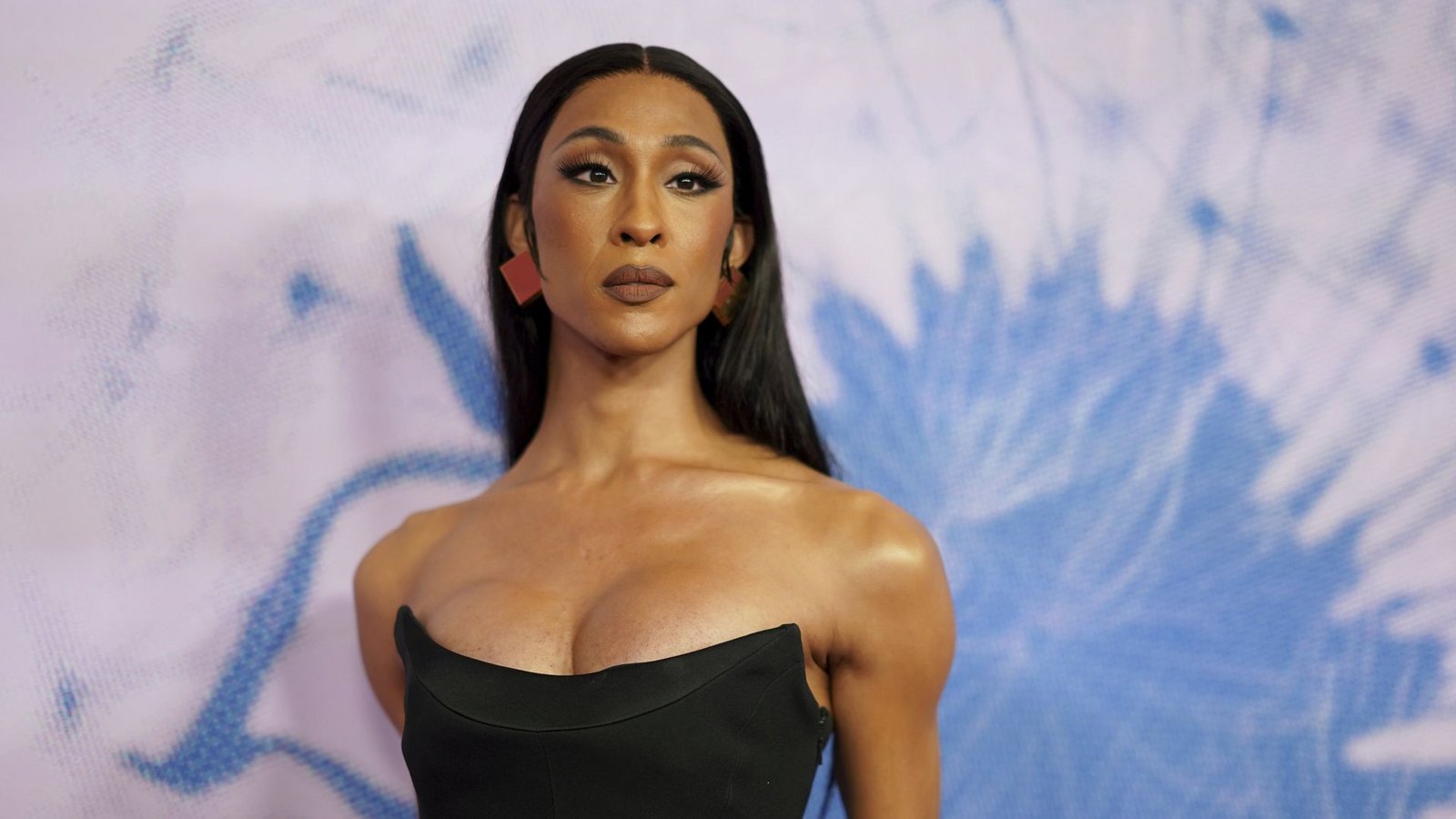 Michaela Jae Rodriguez, bekannt aus der Fernsehserie Pose, präsentiert sich den Kameras. Sie gewann als erste transgeschlechtliche Schauspielerin einen Golden Globe Award.Foto: dpa/Jordan Strauss Michaela Jae Rodriguez, bekannt aus der Fernsehserie Pose, präsentiert sich den Kameras. Sie gewann als erste transgeschlechtliche Schauspielerin einen Golden Globe Award.Foto: dpa/Jordan Strauss