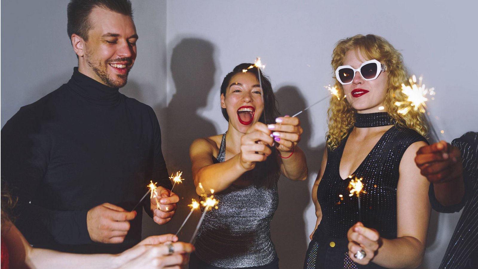 Ausgelassen feiern an Silvester: „Mischung von rückschauender Sentimentalität und verwegenem Optimismus.“Foto: IMAGO/Westend61