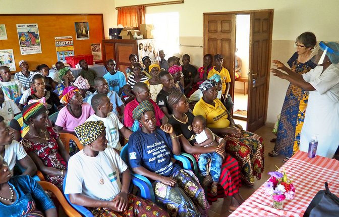 Gisela Schneider ist eine Frau, die lieber im Hintergrund wirkt.  Hier ist die Ärztin (rechts) zu Gast bei einer Anhörung von Überlebenden der Ebola-Krise in Sierra Leone.<span class='image-autor'>Foto: /Regine Warth</span>