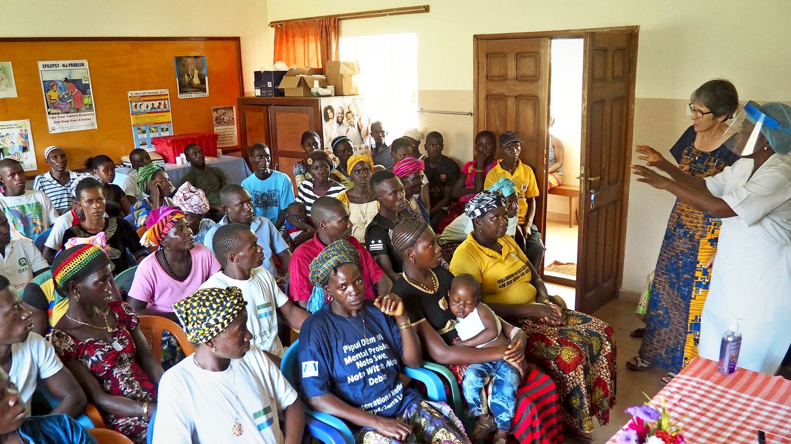 Gisela Schneider ist eine Frau, die lieber im Hintergrund wirkt. Hier ist die Ärztin (rechts) zu Gast bei einer Anhörung von Überlebenden der Ebola-Krise in Sierra Leone.Foto: /Regine Warth Gisela Schneider ist eine Frau, die lieber im Hintergrund wirkt. Hier ist die Ärztin (rechts) zu Gast bei einer Anhörung von Überlebenden der Ebola-Krise in Sierra Leone.Foto: /Regine Warth