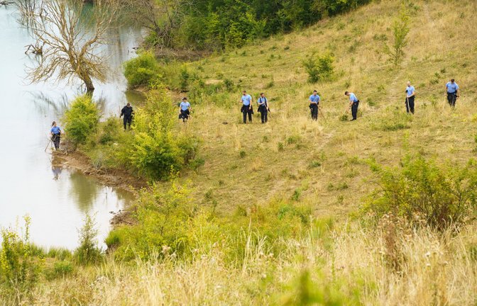 Beamte  suchten vergangenes Jahr  das Ufer des Teufelsees im hessischen Wetteraukreis ab, in dem die Leiche der 14-jährigen Ayleen gefunden wurde.<span class='image-autor'>Foto: dpa/Frank Rumpenhorst</span>