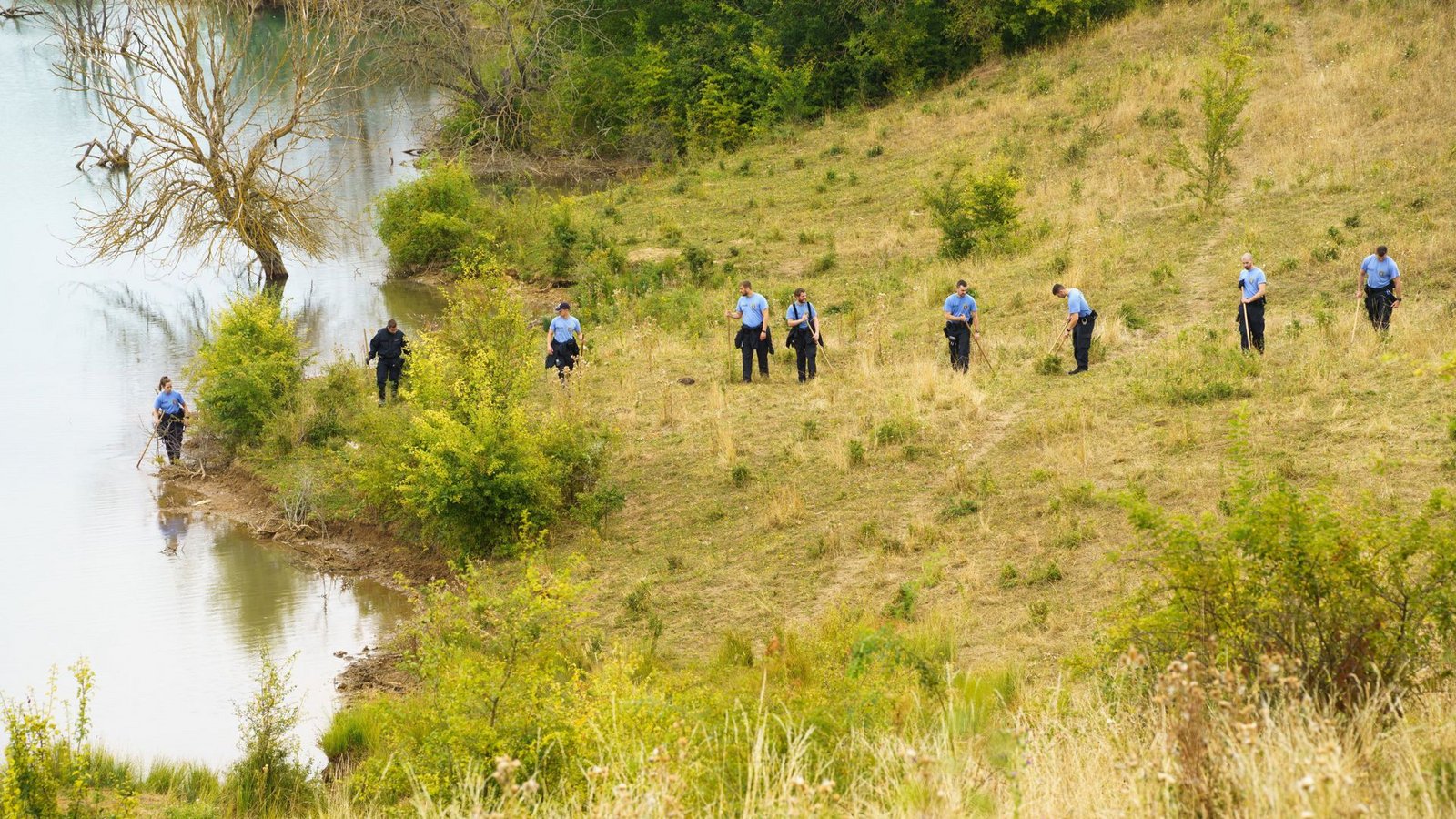 Beamte suchten vergangenes Jahr das Ufer des Teufelsees im hessischen Wetteraukreis ab, in dem die Leiche der 14-jährigen Ayleen gefunden wurde.Foto: dpa/Frank Rumpenhorst Beamte suchten vergangenes Jahr das Ufer des Teufelsees im hessischen Wetteraukreis ab, in dem die Leiche der 14-jährigen Ayleen gefunden wurde.Foto: dpa/Frank Rumpenhorst