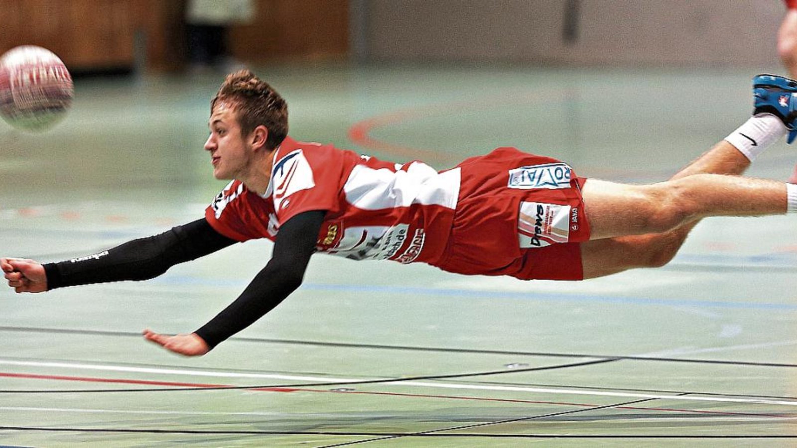 Tobias Maurer hat sich bei seinem Einstand in der ersten Mannschaft des TVV ganz lang gemacht. „Mit meiner Abwehr bin ich zufrieden, das Schlagen lief nicht so gut“, sagt der 17-Jährige. Foto: Küppers Tobias Maurer hat sich bei seinem Einstand in der ersten Mannschaft des TVV ganz lang gemacht. „Mit meiner Abwehr bin ich zufrieden, das Schlagen lief nicht so gut“, sagt der 17-Jährige. Foto: Küppers
