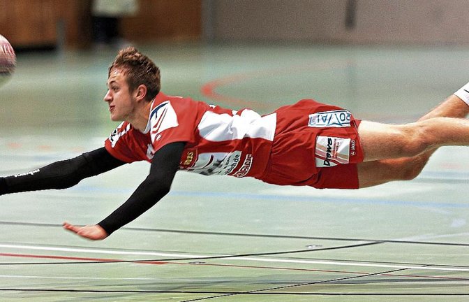 Tobias Maurer hat sich bei seinem Einstand in der ersten Mannschaft des TVV ganz lang gemacht. „Mit meiner Abwehr bin ich zufrieden, das Schlagen lief nicht so gut“, sagt der 17-Jährige.  Foto: Küppers