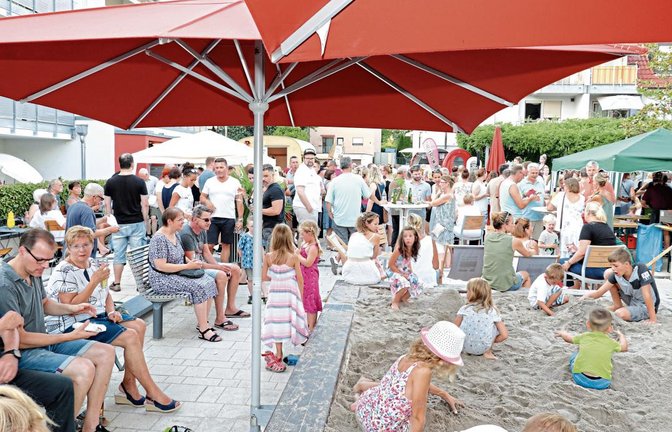 Zwischen Wasserlauf und Sandkulisse genossen viele Oberriexinger den Sommerabend.  Fotos: Gergen