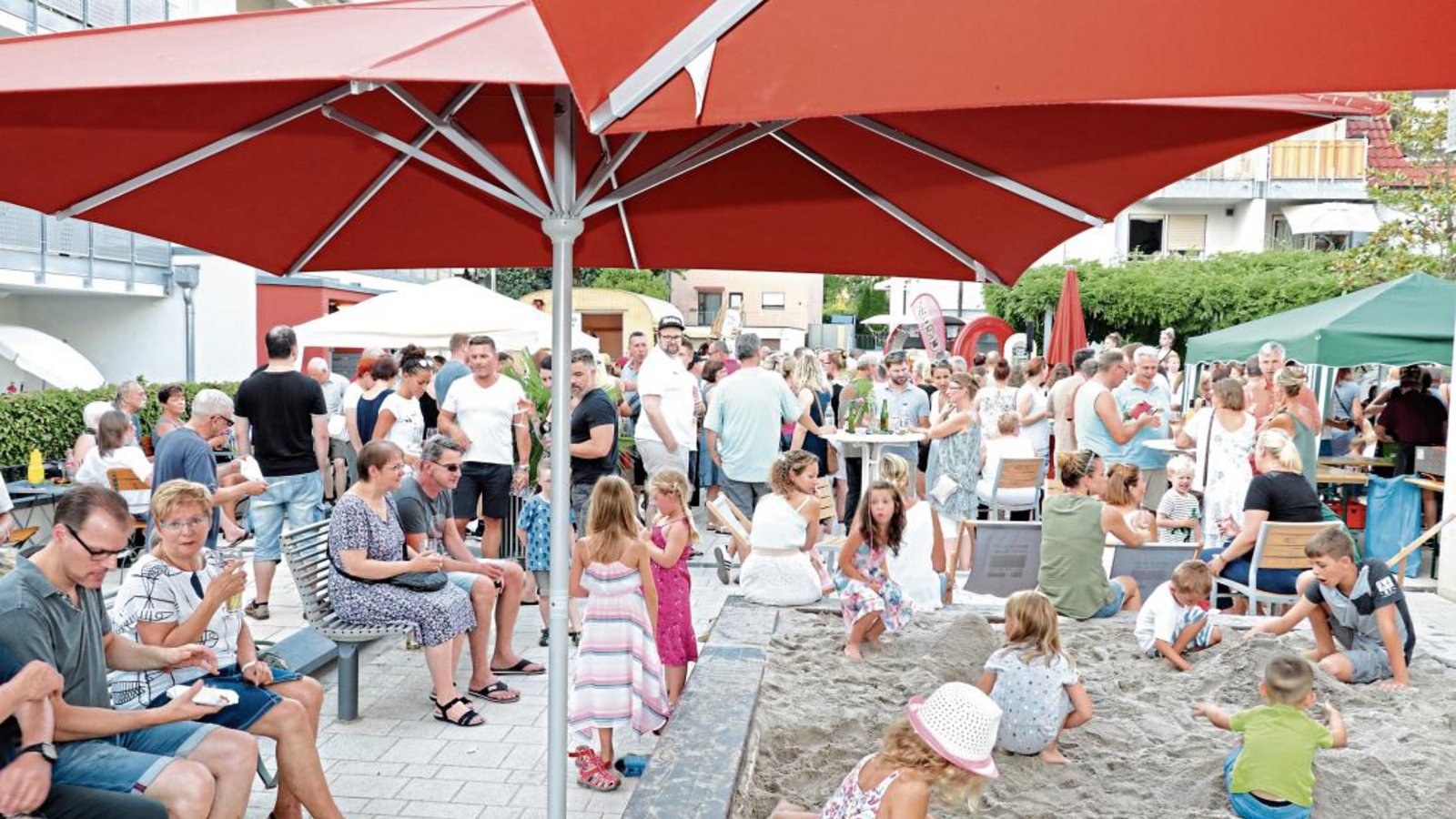 Zwischen Wasserlauf und Sandkulisse genossen viele Oberriexinger den Sommerabend.  Fotos: Gergen