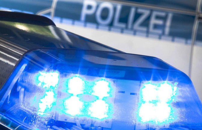 Tödlicher Unfall A10: Ein Blaulicht leuchtet auf dem Dach eines Polizeiwagens. (zu dpa: «Lkw stürzt auf Autobahn um – Fahrer stirbt»)<span class='image-autor'>Friso Gentsch/dpa</span>