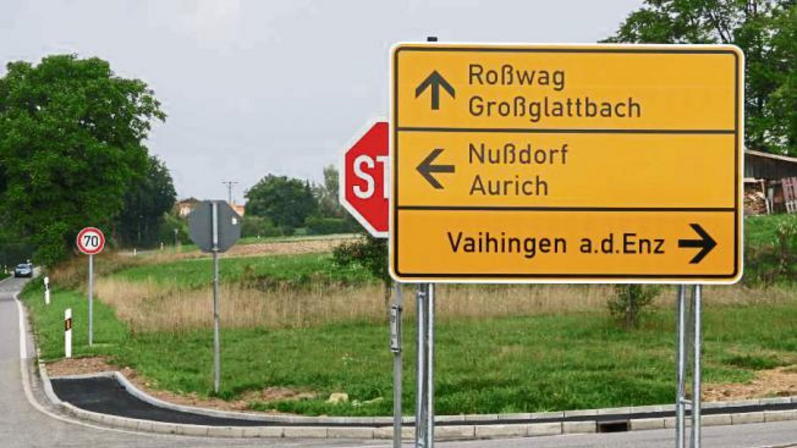 Wo ist denn nur das Stop-Schild hin verschwunden? Antwort: merkwürdig gut versteckt hinterm neuen Richtungsweiser in Aurich.  Foto: Rücker