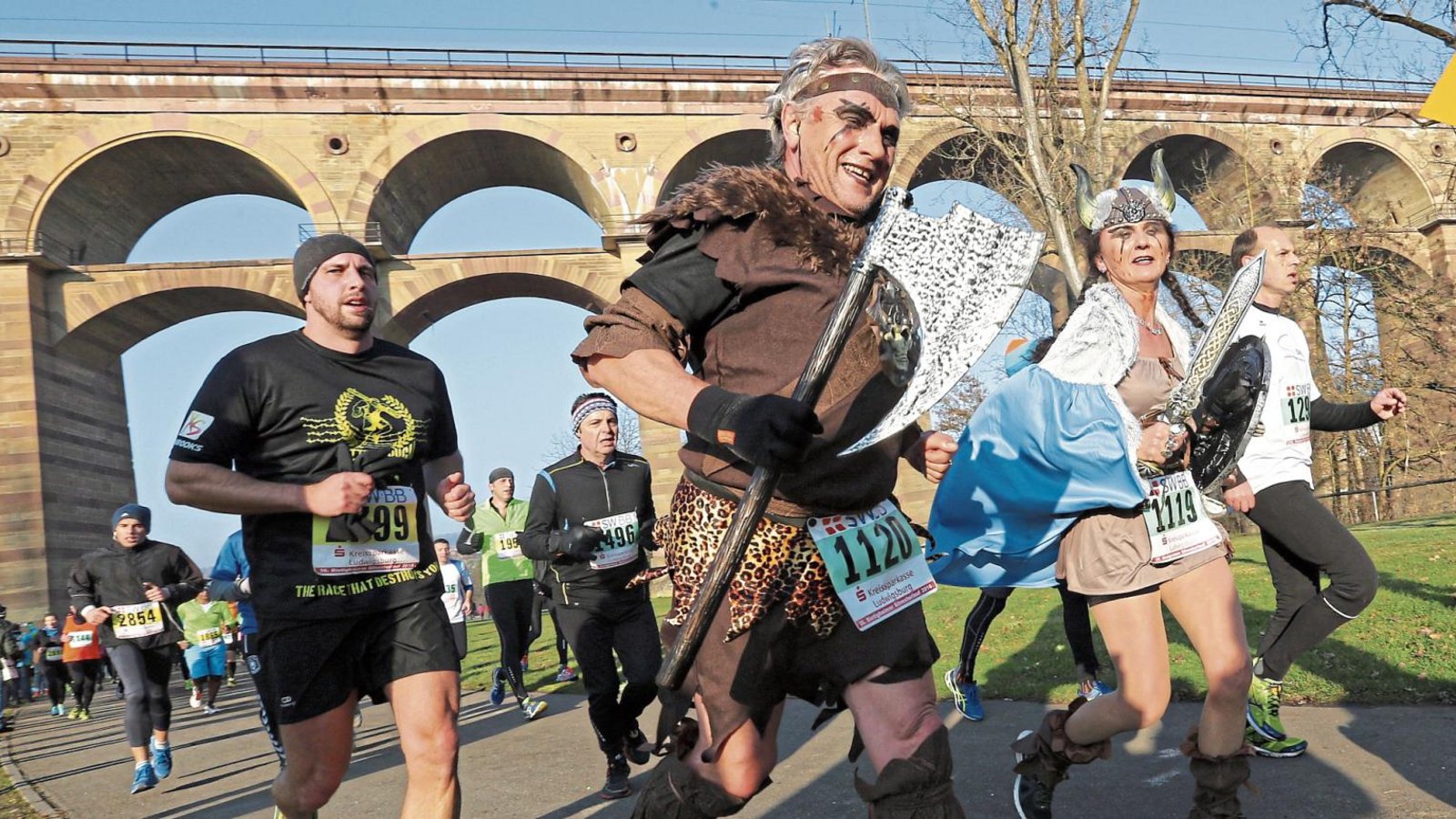 Bei den Läufen rund um den Jahreswechsel muss es nicht immer bierernst zugehen, wie diese lustigen Gesellen vor dem Bietigheimer Viadukt beweisen. Foto: Küppers Bei den Läufen rund um den Jahreswechsel muss es nicht immer bierernst zugehen, wie diese lustigen Gesellen vor dem Bietigheimer Viadukt beweisen. Foto: Küppers