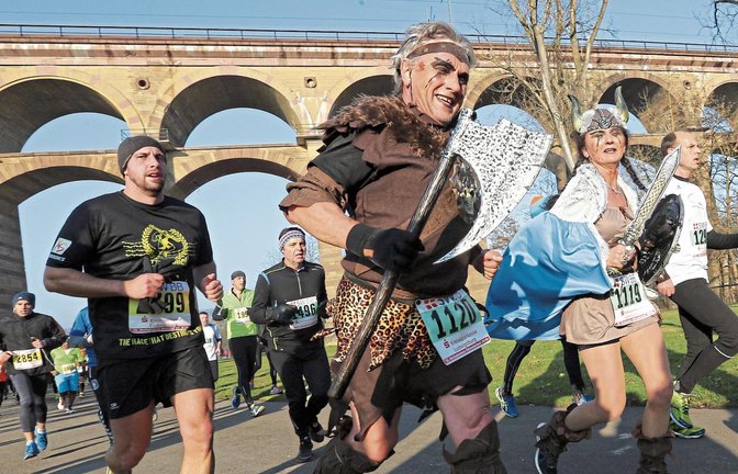 Bei den Läufen rund um den Jahreswechsel muss es nicht immer bierernst zugehen, wie diese lustigen Gesellen vor dem Bietigheimer Viadukt beweisen. Foto: Küppers