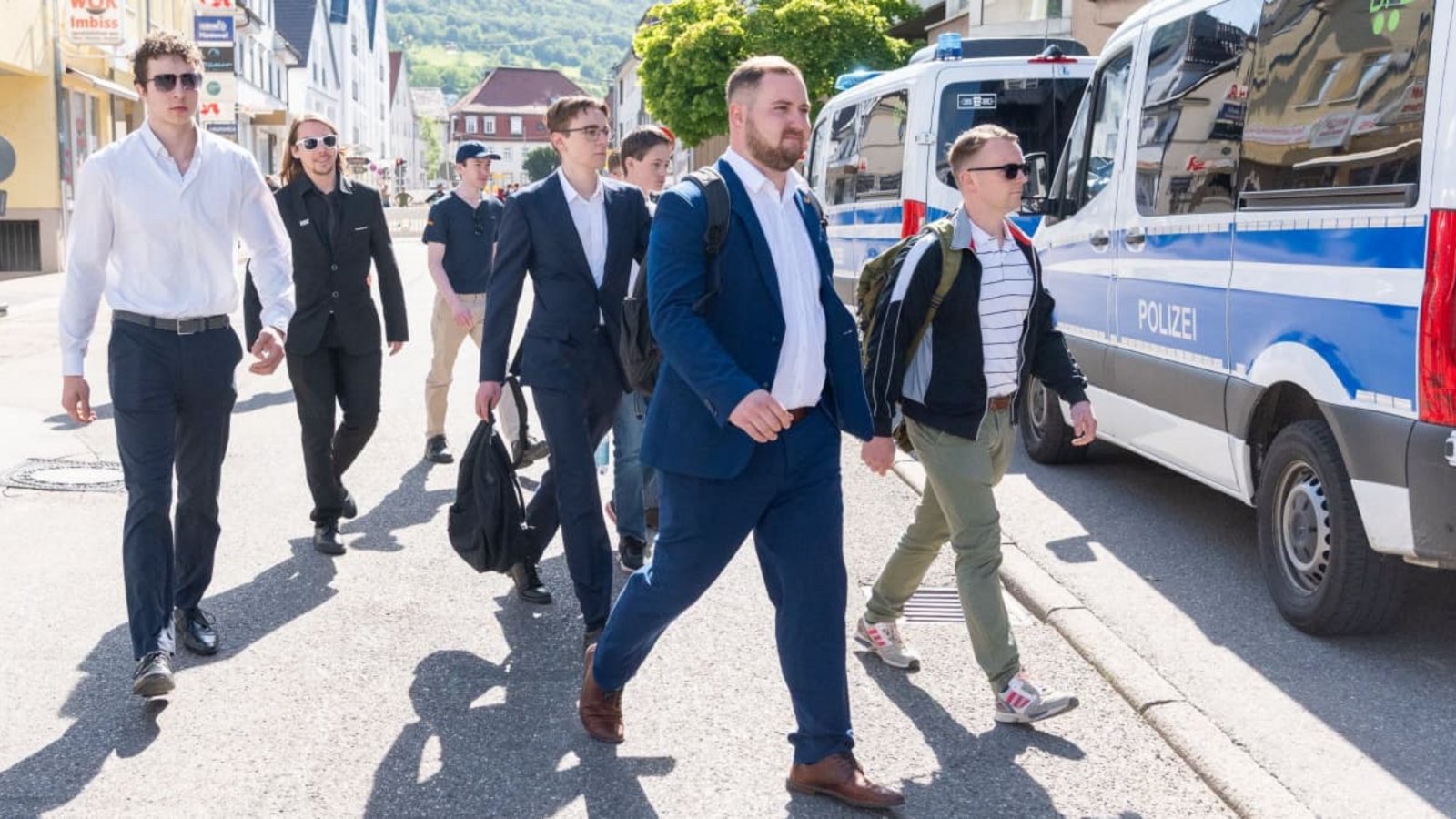Benjamin Götz aus Ilshofen (im blauen Anzug) wurde in Donzdorf überraschend zum Vorsitzenden des Landesverbandes der AfD-Jugendorganisation Generation Deutschland gewählt. Unser Foto zeigt ihn auf dem Weg in die Stadthalle.Thomas Witzgall