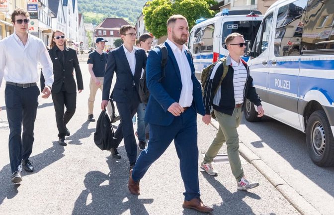 Benjamin Götz aus Ilshofen (im blauen Anzug) wurde in Donzdorf überraschend zum Vorsitzenden des Landesverbandes der AfD-Jugendorganisation Generation Deutschland gewählt. Unser Foto zeigt ihn auf dem Weg in die Stadthalle.<span class='image-autor'>Thomas Witzgall</span>