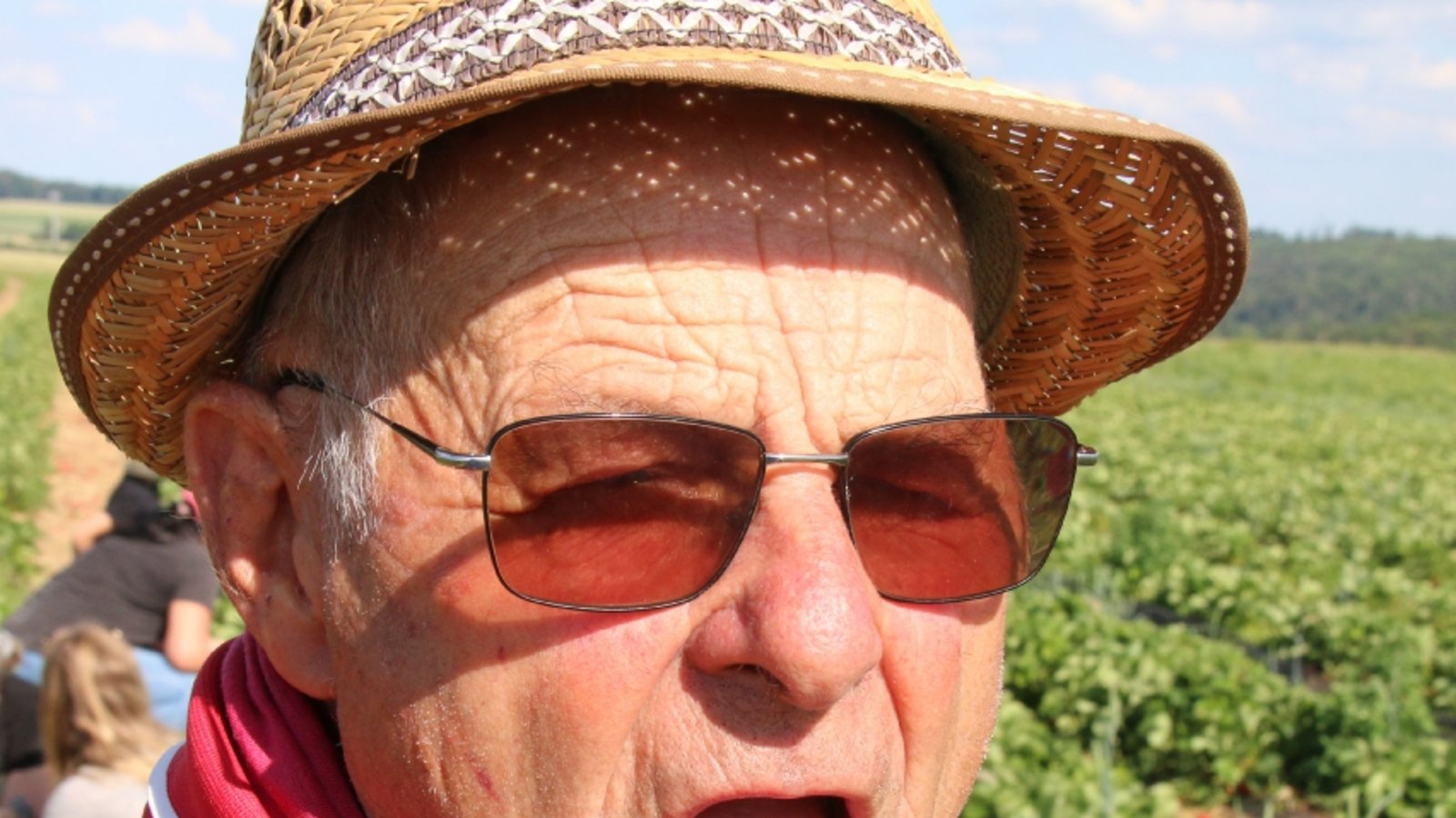 Adolf Beck lässt sich die Erdbeere schmecken. Adolf Beck lässt sich die Erdbeere schmecken.