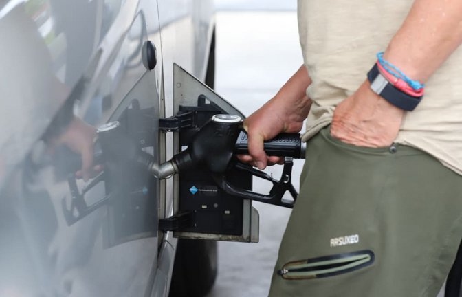 Ein Mann tankt Diesel in sein Fahrzeug (Symbolbild).<span class='image-autor'>Sascha Thelen/dpa</span>