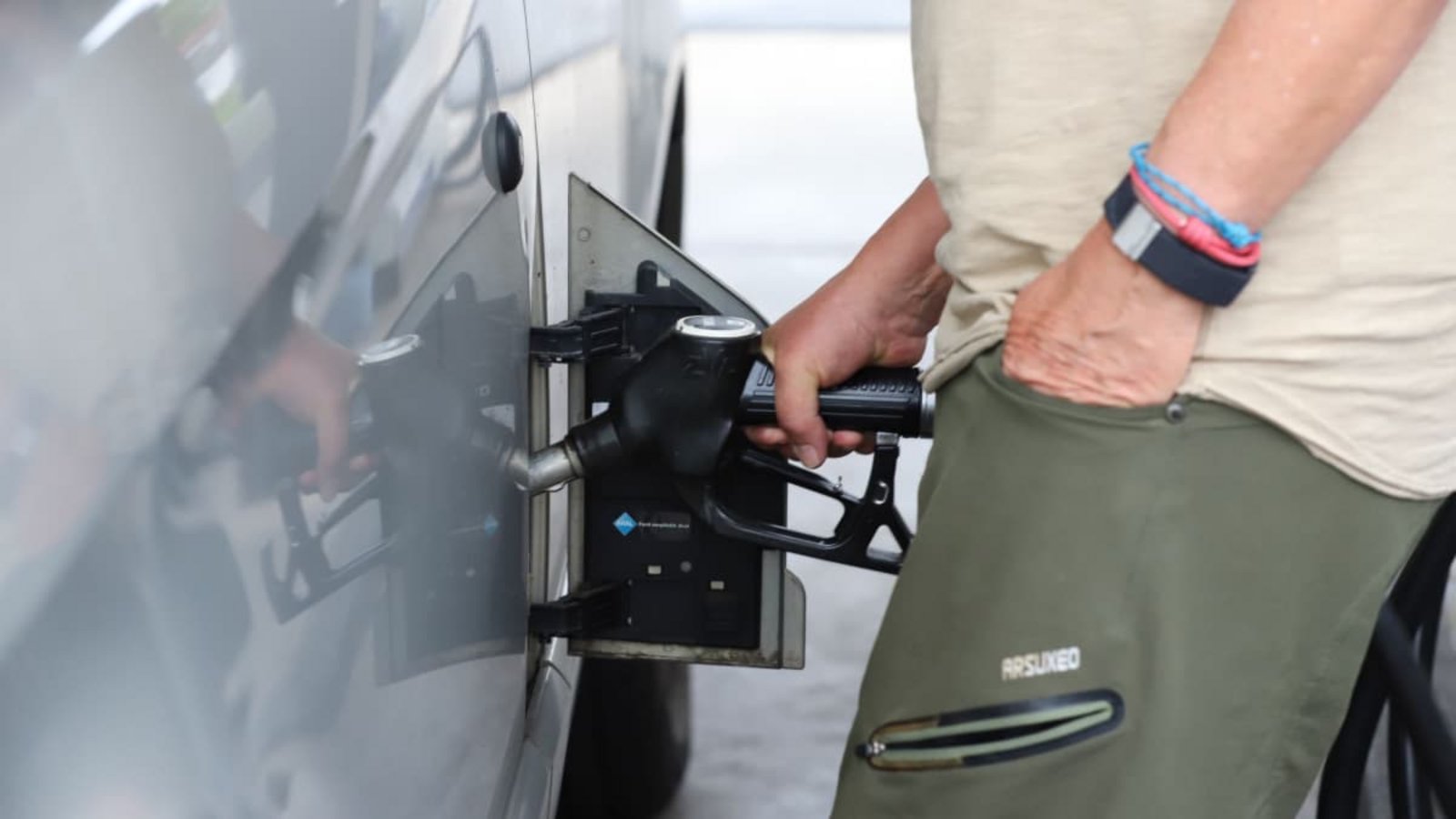 Ein Mann tankt Diesel in sein Fahrzeug (Symbolbild).Sascha Thelen/dpa Ein Mann tankt Diesel in sein Fahrzeug (Symbolbild).Sascha Thelen/dpa