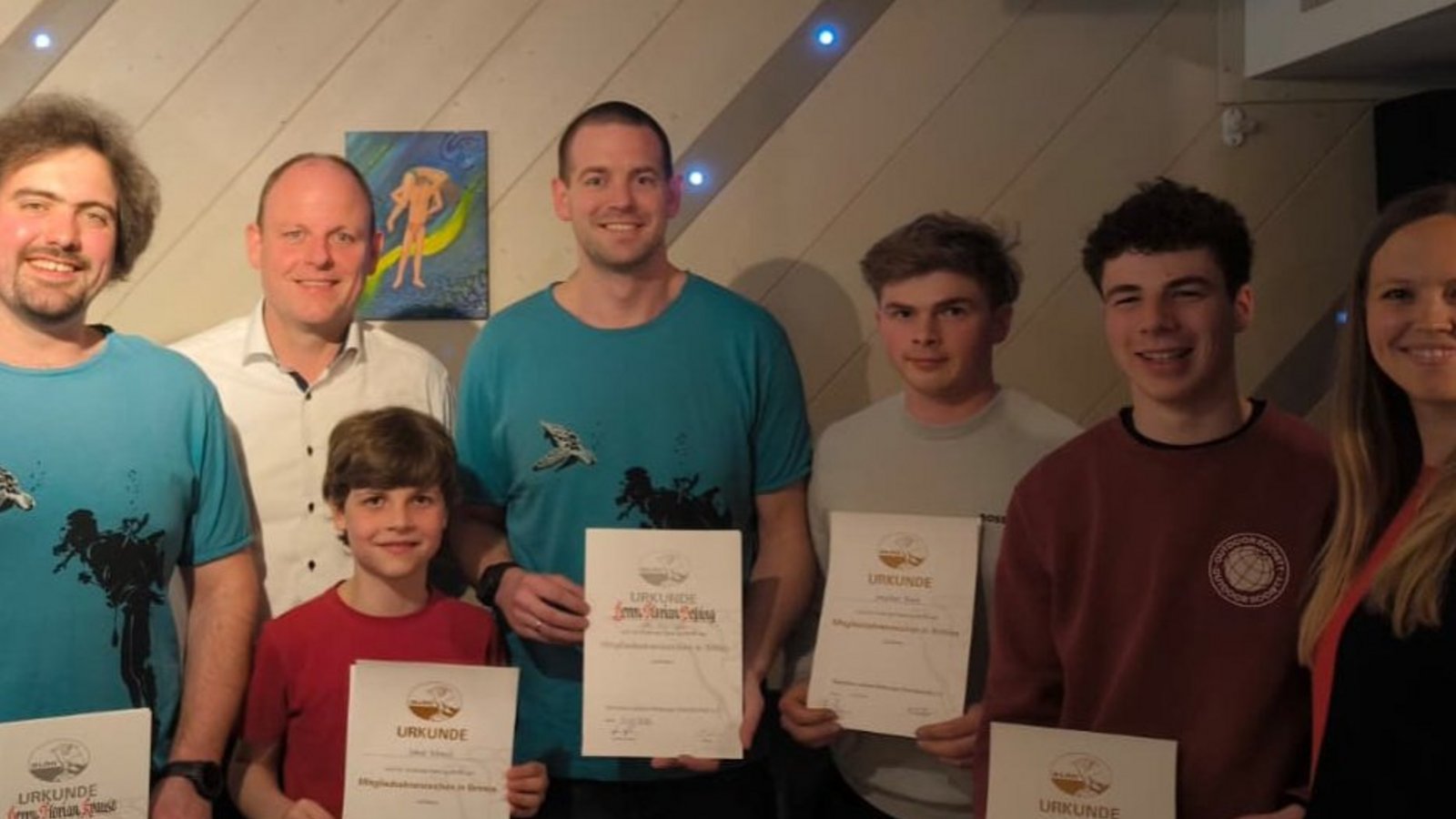 Der DLRG-Vorstand ehrt langjährige Mitglieder (von links): Florian Krause, Vorsitzender Thomas Schmid, Jakob Schmid, Florian Behling, Jonathan Bosch, Tim Bosch und die zweite Vorsitzende Kim Helbeck. Foto: p Der DLRG-Vorstand ehrt langjährige Mitglieder (von links): Florian Krause, Vorsitzender Thomas Schmid, Jakob Schmid, Florian Behling, Jonathan Bosch, Tim Bosch und die zweite Vorsitzende Kim Helbeck. Foto: p