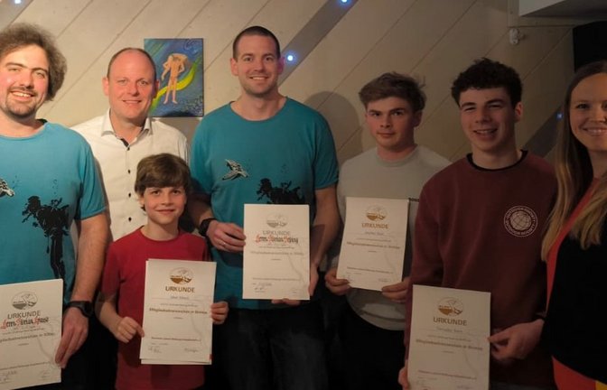 Der DLRG-Vorstand ehrt langjährige Mitglieder (von links): Florian Krause, Vorsitzender Thomas Schmid, Jakob Schmid, Florian Behling, Jonathan Bosch, Tim Bosch und die zweite Vorsitzende Kim Helbeck.  <span class='image-autor'>Foto: p</span>