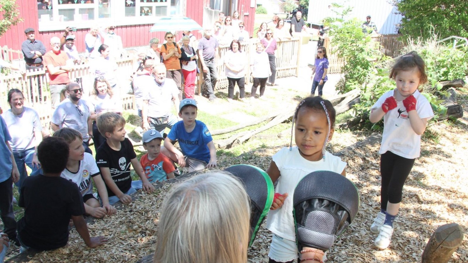 Starke Kinder: Boxvorführungen mit Leiterin Manuela Burkhard. Starke Kinder: Boxvorführungen mit Leiterin Manuela Burkhard.