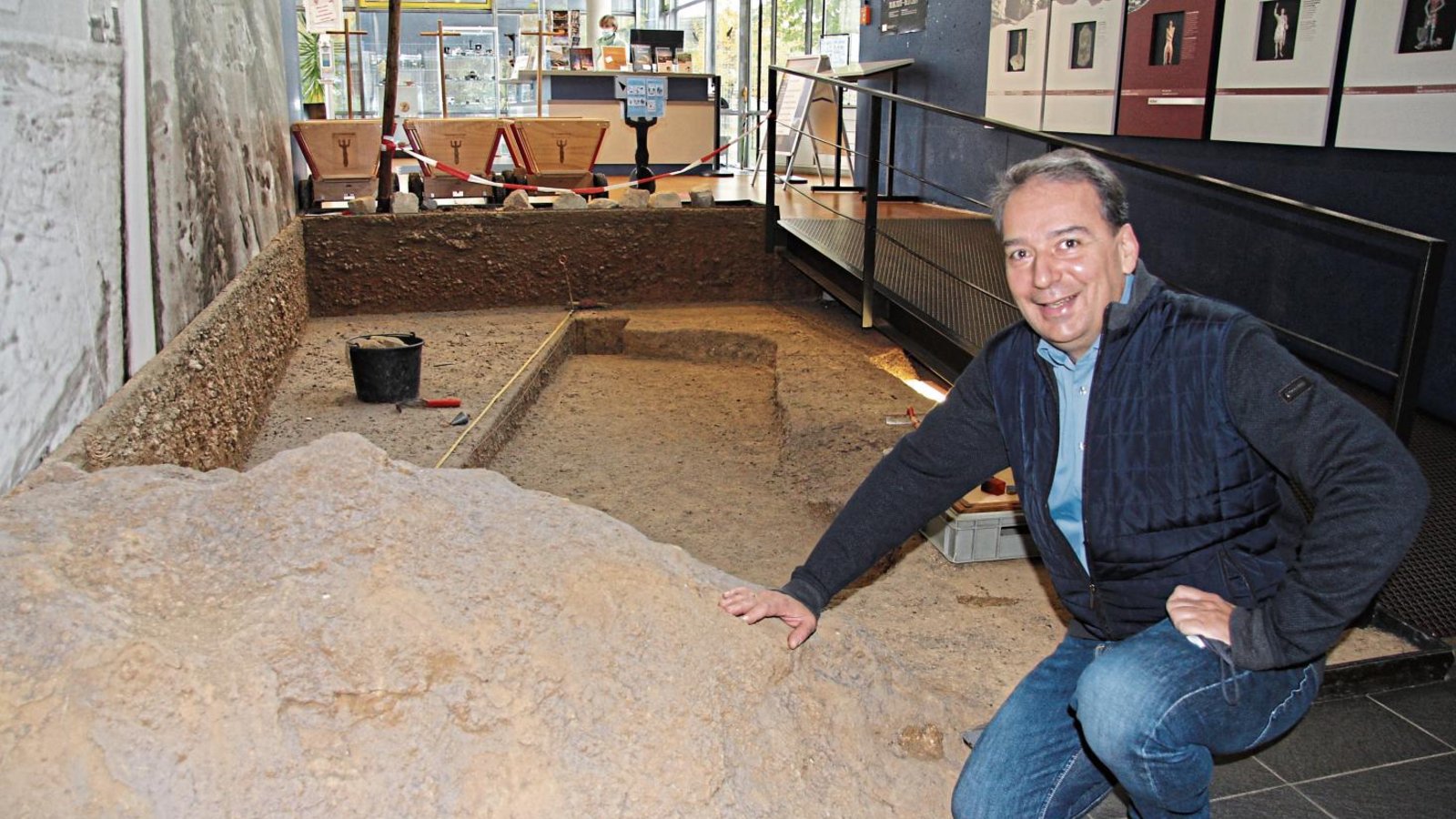 Das Lackprofil eines Grubenhauses im Eingangsbereich ist eines der Dinge, die Museumsleiter Prof. Dr. Thomas Knopf unbedingt verändern möchte. Foto: Banholzer Das Lackprofil eines Grubenhauses im Eingangsbereich ist eines der Dinge, die Museumsleiter Prof. Dr. Thomas Knopf unbedingt verändern möchte. Foto: Banholzer