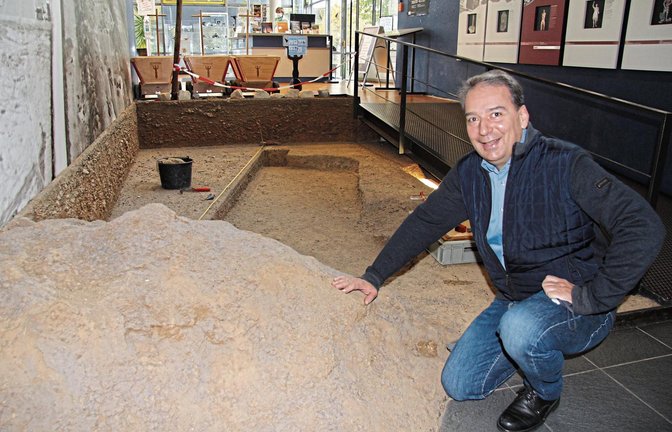 Das Lackprofil eines Grubenhauses im Eingangsbereich ist eines der Dinge, die Museumsleiter Prof. Dr. Thomas Knopf unbedingt verändern möchte.  Foto: Banholzer