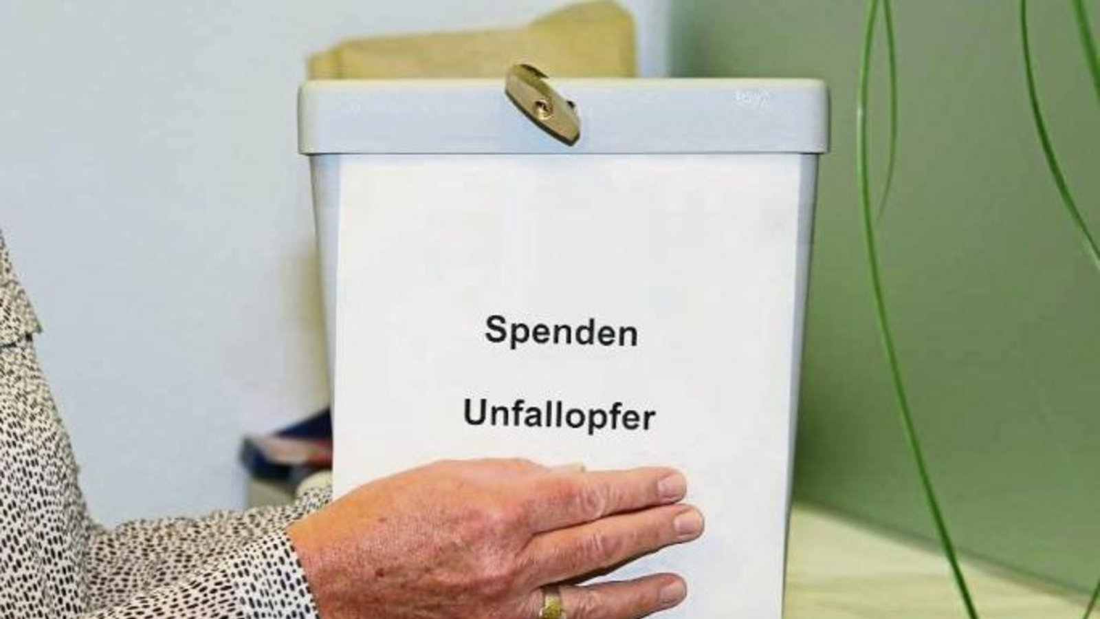 Im Bürgeramt der Stadt Vaihingen besteht bei einer Spendenaktion aus der Bürgerschaft die Möglichkeit, für die Hinterbliebenen der Unfallopfer vom Verkehrsunfall auf der A 6 vom vergangenen Dienstag zu spenden. Das Geld wird anschließend von der Stadt Vai Im Bürgeramt der Stadt Vaihingen besteht bei einer Spendenaktion aus der Bürgerschaft die Möglichkeit, für die Hinterbliebenen der Unfallopfer vom Verkehrsunfall auf der A 6 vom vergangenen Dienstag zu spenden. Das Geld wird anschließend von der Stadt Vai