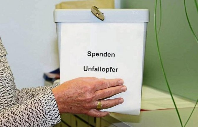 Im Bürgeramt der Stadt Vaihingen besteht bei einer Spendenaktion aus der Bürgerschaft die Möglichkeit, für die Hinterbliebenen der Unfallopfer vom Verkehrsunfall auf der A 6 vom vergangenen Dienstag zu spenden. Das Geld wird anschließend von der Stadt Vai