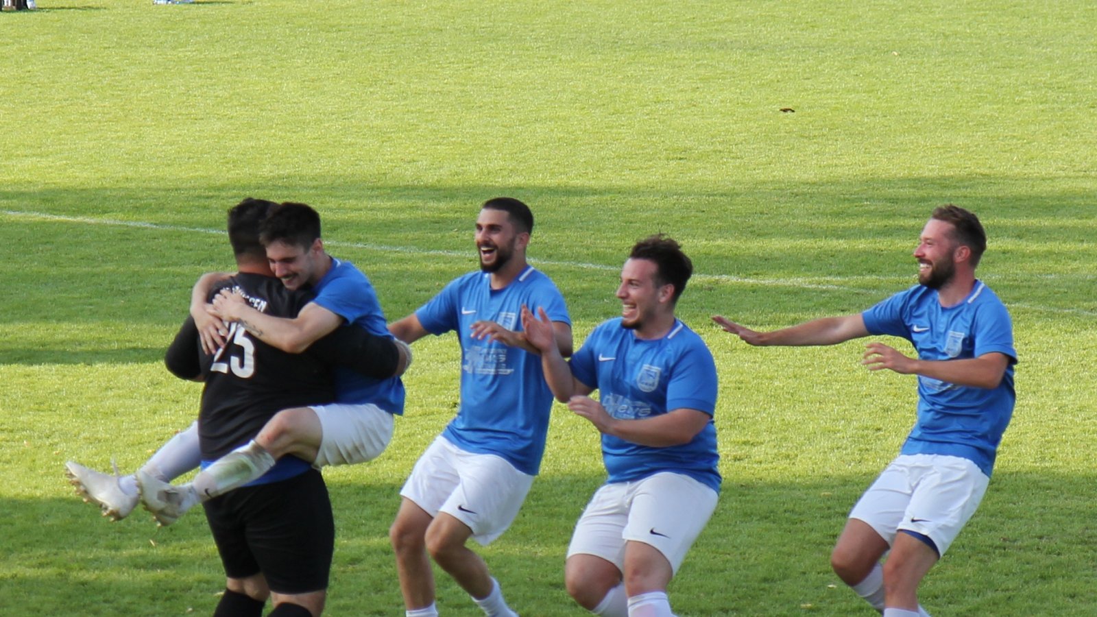 Der Vaihinger Keeper Fabrizio Di Secli hält im Halbfinale gegen die SGM Roßwag/Mühlhausen im Elfmeterschießen den entscheidenden Schuss und wird danach ordentlich gefeiert.