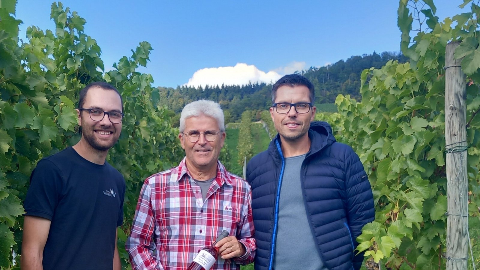 Sind stolz auf 20 Jahre Weinbergclub an der Kirbachschule in Hohenhaslach (von links): Clubleiter Hannes Weiberle, Schulleiter Rainer Graef und Lehrer Frank Treissmann. Foto: Glemser Sind stolz auf 20 Jahre Weinbergclub an der Kirbachschule in Hohenhaslach (von links): Clubleiter Hannes Weiberle, Schulleiter Rainer Graef und Lehrer Frank Treissmann. Foto: Glemser