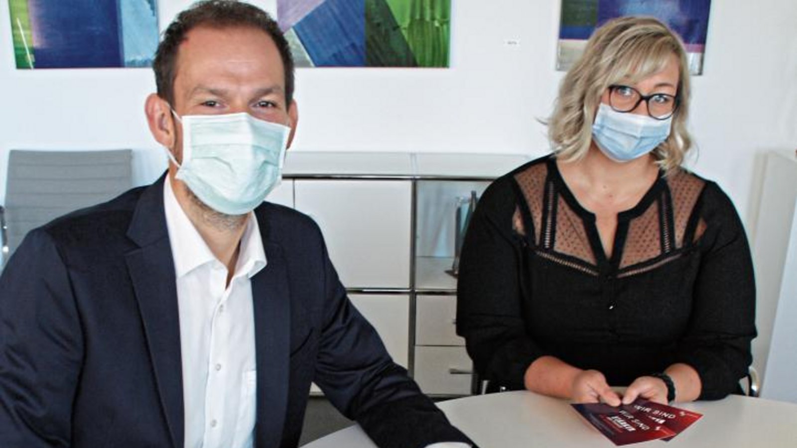 Landrat Bastian Rosenau hat im Namen des Enzkreises die Erklärung „Gemeinsam gegen Sexismus und sexuelle Belästigung“ unterschrieben. Diesen Schritt unterstützt auch die Gleichstellungsbeauftragte Kinga Golomb.  Foto: LE