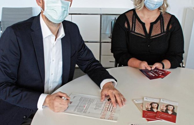 Landrat Bastian Rosenau hat im Namen des Enzkreises die Erklärung „Gemeinsam gegen Sexismus und sexuelle Belästigung“ unterschrieben. Diesen Schritt unterstützt auch die Gleichstellungsbeauftragte Kinga Golomb.  Foto: LE