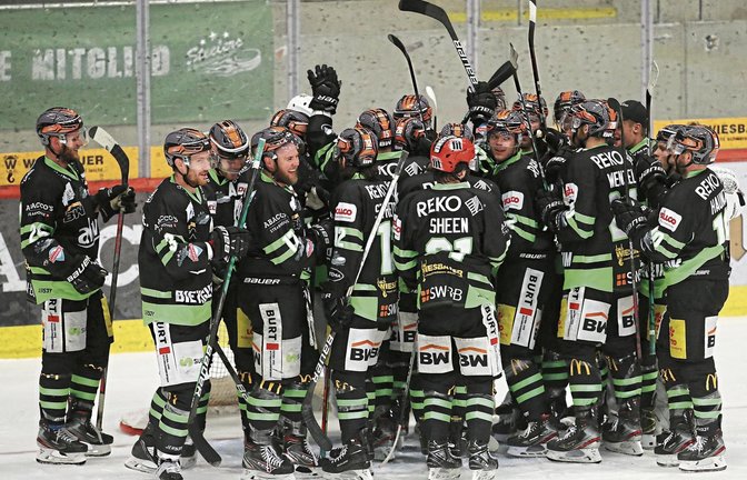 Der Jubel der Spieler und Verantwortlichen der Bietigheim Steelers nach der Schlusssirene kannte keine Grenzen. Foto: Avanti