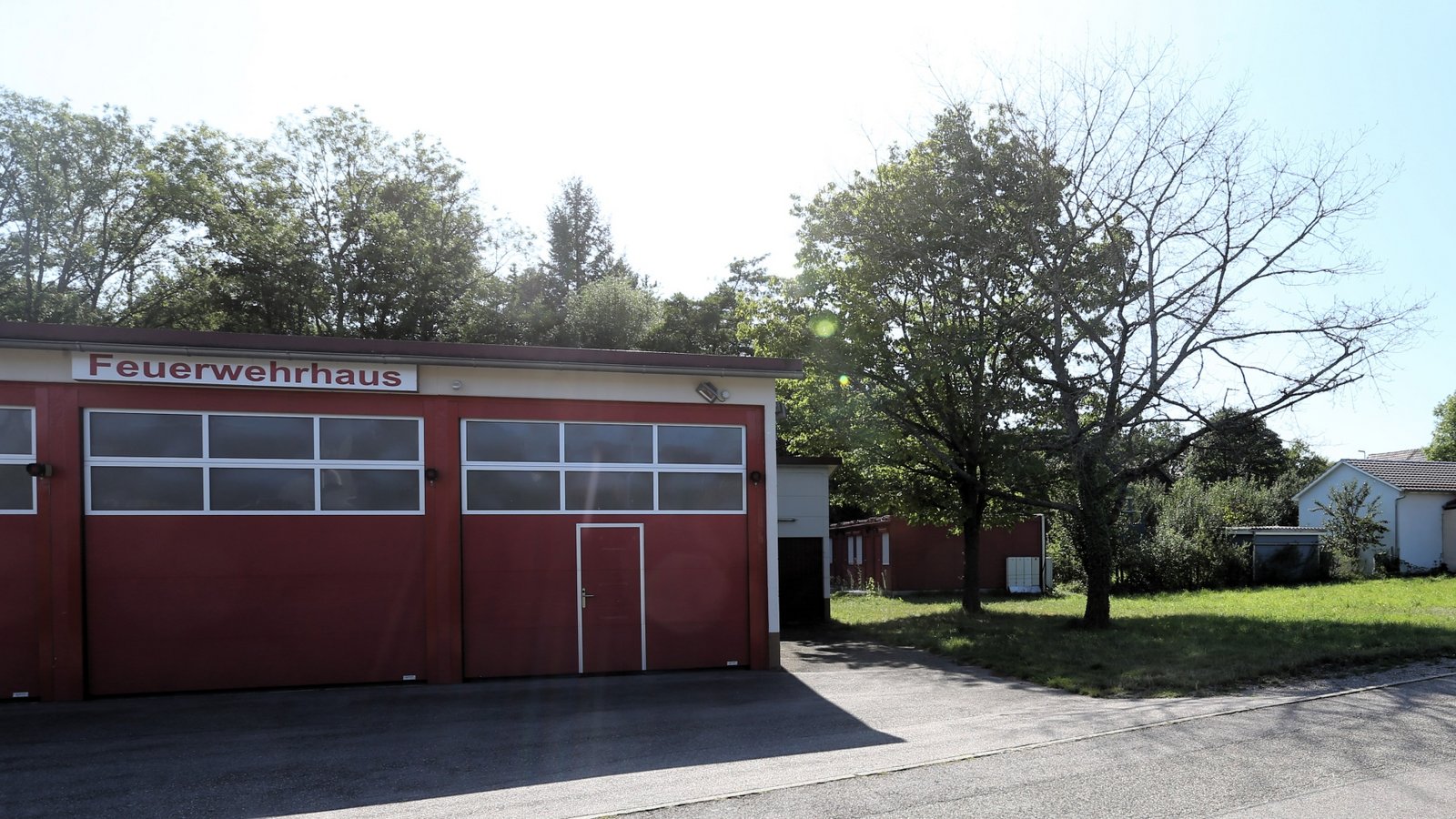 Hinter dem Häfnerhaslacher Feuerwehrhaus stehen die Wohncontainer der Stadt. Foto: Küppers Hinter dem Häfnerhaslacher Feuerwehrhaus stehen die Wohncontainer der Stadt. Foto: Küppers