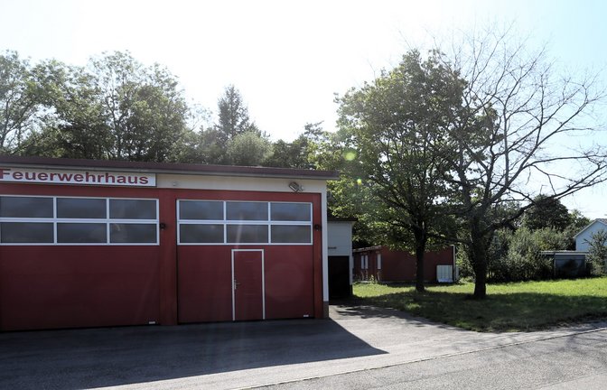 Hinter dem Häfnerhaslacher Feuerwehrhaus stehen die Wohncontainer der Stadt. <span class='image-autor'>Foto: Küppers</span>