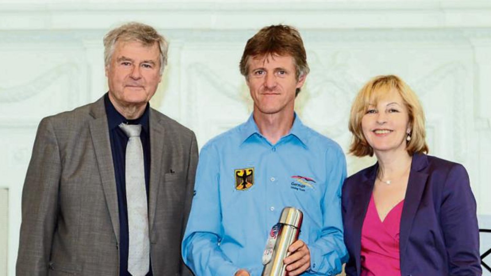 Eberhard Holl (Mitte) vom FSC Mühlacker ist für seine Bronzemedaille bei der Segelkunstflug-WM 2014 von Dieter Schmidt-Volkmar, dem Präsidenten des Landessportverbands (LSV), und von Staatssekretärin Marion von Wartenberg geehrt worden. Foto: Kultusministerium Eberhard Holl (Mitte) vom FSC Mühlacker ist für seine Bronzemedaille bei der Segelkunstflug-WM 2014 von Dieter Schmidt-Volkmar, dem Präsidenten des Landessportverbands (LSV), und von Staatssekretärin Marion von Wartenberg geehrt worden. Foto: Kultusministerium