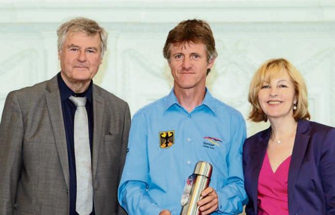 Eberhard Holl (Mitte) vom FSC Mühlacker ist für seine Bronzemedaille bei der Segelkunstflug-WM 2014 von Dieter Schmidt-Volkmar, dem Präsidenten des Landessportverbands (LSV), und von Staatssekretärin Marion von Wartenberg geehrt worden. Foto: Kultusministerium