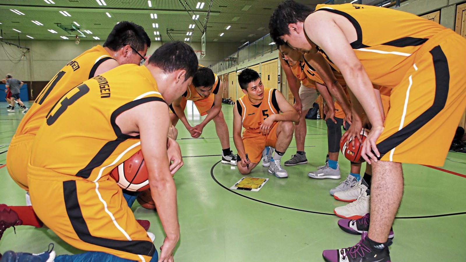 Alle hören auf sein Kommando: Zhefeng Li (Mitte) ist der Spielertrainer der chinesischen Mannschaft im SV Möhringen und legt auch aufs Videostudium großen Wert. Foto: Baumann Alle hören auf sein Kommando: Zhefeng Li (Mitte) ist der Spielertrainer der chinesischen Mannschaft im SV Möhringen und legt auch aufs Videostudium großen Wert. Foto: Baumann