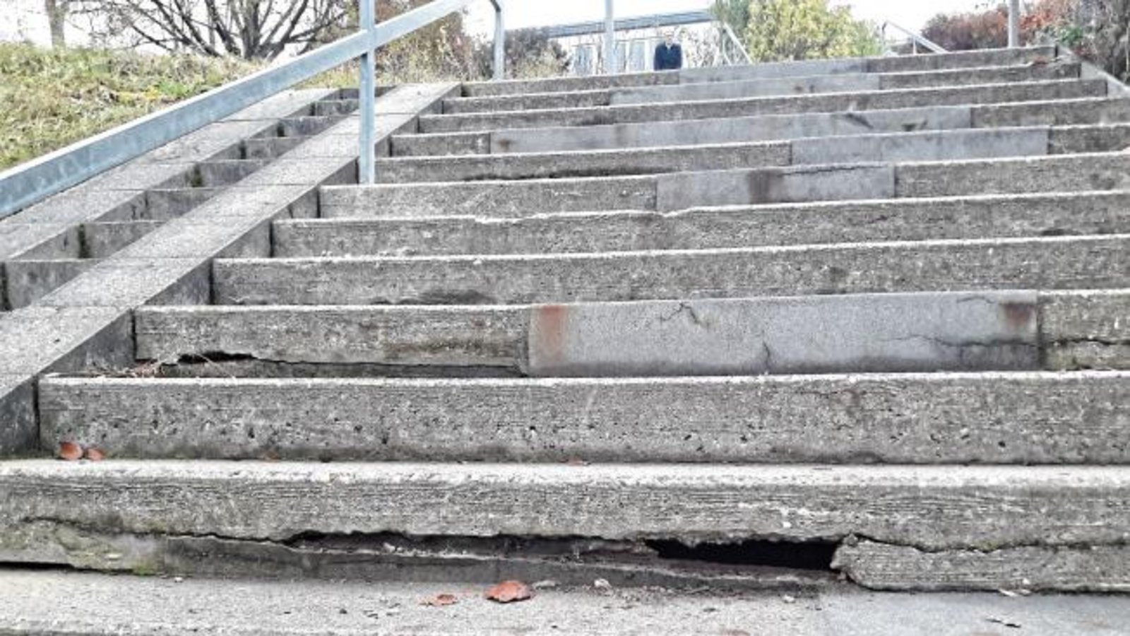Die „Kindi“-Treppe in Aurich lässt tief blicken.  Foto: Rücker