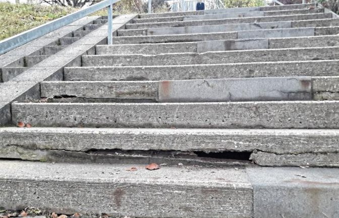 Die „Kindi“-Treppe in Aurich lässt tief blicken.  Foto: Rücker