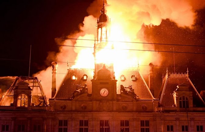 Das Fanal der französischen Krawalle: das brennende Rathaus der Stadt Limoges.<span class='image-autor'>Pascal Lachenaud/AFP/dpa</span>