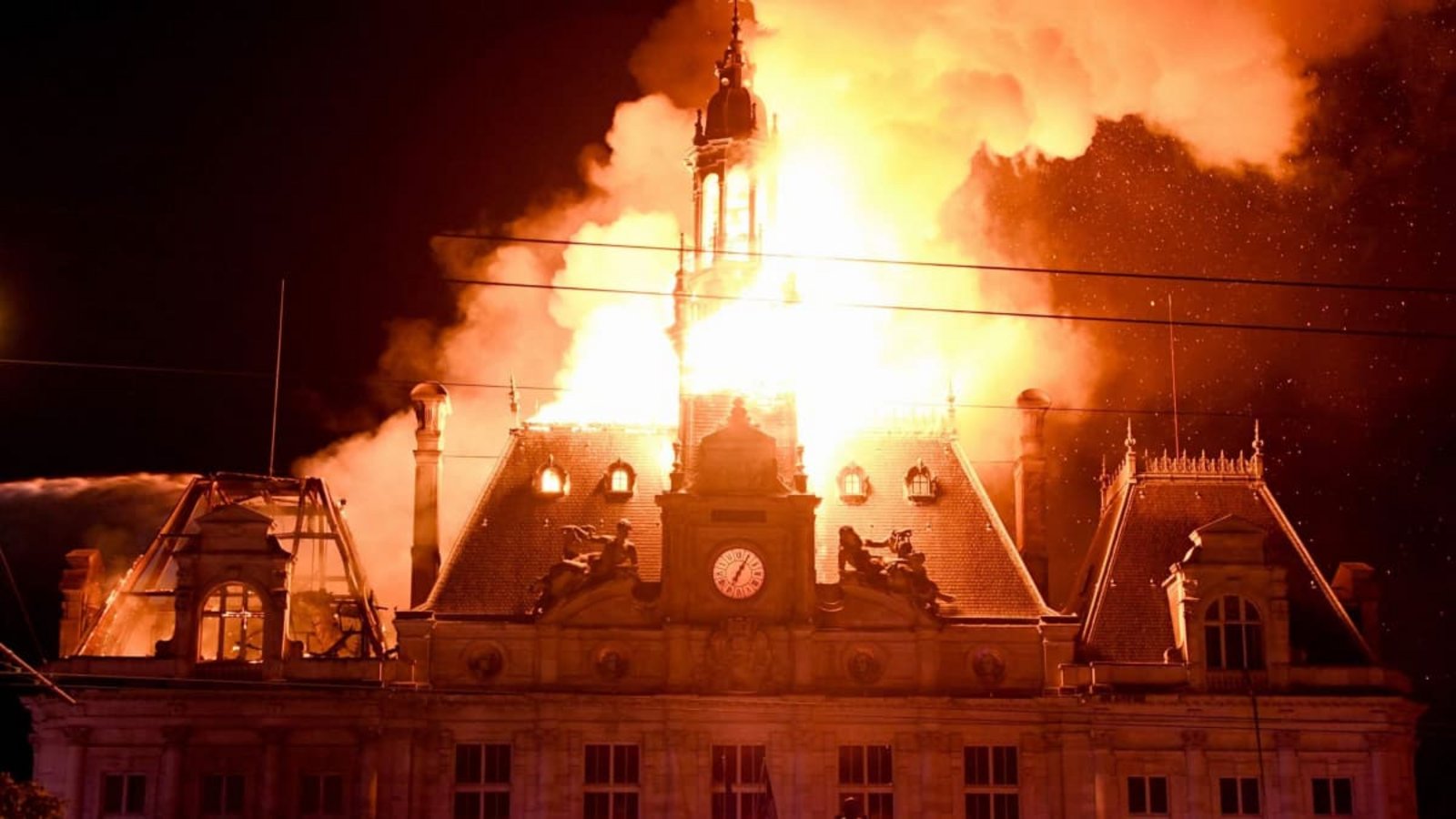 Das Fanal der französischen Krawalle: das brennende Rathaus der Stadt Limoges.Pascal Lachenaud/AFP/dpa Das Fanal der französischen Krawalle: das brennende Rathaus der Stadt Limoges.Pascal Lachenaud/AFP/dpa