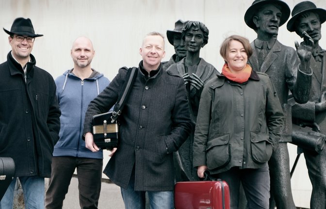 Eine folkloristische Spurensuche erwartet das Publikum am Freitag (11. März) um 19.30 Uhr in der historischen Kelter in Mühlacker. In einer Gemeinschaftsveranstaltung erwarten die Volkshochschule und die Stadtbibliothek Mühlacker vier Musiker aus Pforzheim, die mittels Texten und stimmungsvoller Musik das karge Leben einer fast vergessenen Berufssparte lebendig werden lassen und die damit verbundenen Schicksale aufzeigen. Die Rassler waren Berufspendler, wie man heute sagen würde: Tagsüber verdingten sie sich in der aufstrebenden Schmuckindustrie Pforzheims, in der Freizeit betrieben sie Landwirtschaft. Zu Fuß erreichten sie ihre Arbeitsstätte aus dem ganzen Umland von Pforzheim, wofür sie oftmals bis zu sechs Stunden Gehzeit in Kauf nahmen. Ihre mit Eisen beschlagenen Stiefel klapperten auf dem Kopfsteinpflaster, was ihnen den Namen „Rassler“ einbrachte. Christian Roch, Roland Bliesener, Sven Puchelt und Christina Sogl untermalen ihr literarisches Programm musikalisch mit schwäbischen und badischen Volksweisen und mit eigens komponierten Stücken über die Rassler und den Nordschwarzwald. Dadurch präsentieren sie ihren Zuschauern eine stimmungsvolle Liebeserklärung an den Schwarzwald. Anmeldung bei der Geschäftsstelle der Volkshochschule in der Bahnhofstraße 15 in Mühlacker unter der Kursnummer M1206.01. Der Eintrittspreis beträgt zwölf Euro für Erwachsene. <span class='image-autor'>Foto: p</span>
