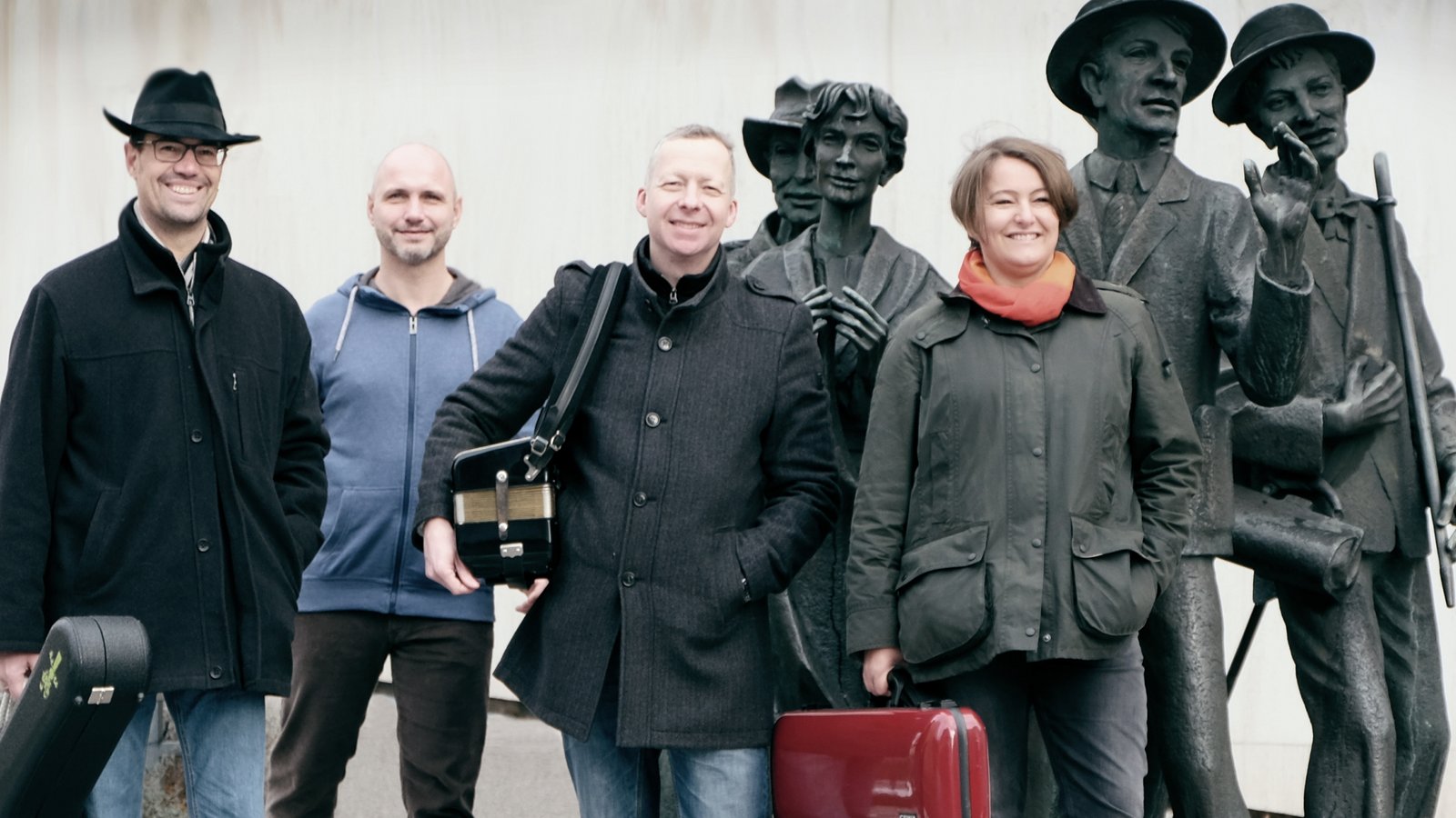 Eine folkloristische Spurensuche erwartet das Publikum am Freitag (11. März) um 19.30 Uhr in der historischen Kelter in Mühlacker. In einer Gemeinschaftsveranstaltung erwarten die Volkshochschule und die Stadtbibliothek Mühlacker vier Musiker aus Pforzheim, die mittels Texten und stimmungsvoller Musik das karge Leben einer fast vergessenen Berufssparte lebendig werden lassen und die damit verbundenen Schicksale aufzeigen. Die Rassler waren Berufspendler, wie man heute sagen würde: Tagsüber verdingten sie sich in der aufstrebenden Schmuckindustrie Pforzheims, in der Freizeit betrieben sie Landwirtschaft. Zu Fuß erreichten sie ihre Arbeitsstätte aus dem ganzen Umland von Pforzheim, wofür sie oftmals bis zu sechs Stunden Gehzeit in Kauf nahmen. Ihre mit Eisen beschlagenen Stiefel klapperten auf dem Kopfsteinpflaster, was ihnen den Namen „Rassler“ einbrachte. Christian Roch, Roland Bliesener, Sven Puchelt und Christina Sogl untermalen ihr literarisches Programm musikalisch mit schwäbischen und badischen Volksweisen und mit eigens komponierten Stücken über die Rassler und den Nordschwarzwald. Dadurch präsentieren sie ihren Zuschauern eine stimmungsvolle Liebeserklärung an den Schwarzwald. Anmeldung bei der Geschäftsstelle der Volkshochschule in der Bahnhofstraße 15 in Mühlacker unter der Kursnummer M1206.01. Der Eintrittspreis beträgt zwölf Euro für Erwachsene. Foto: p Eine folkloristische Spurensuche erwartet das Publikum am Freitag (11. März) um 19.30 Uhr in der historischen Kelter in Mühlacker. In einer Gemeinschaftsveranstaltung erwarten die Volkshochschule und die Stadtbibliothek Mühlacker vier Musiker aus Pforzheim, die mittels Texten und stimmungsvoller Musik das karge Leben einer fast vergessenen Berufssparte lebendig werden lassen und die damit verbundenen Schicksale aufzeigen. Die Rassler waren Berufspendler, wie man heute sagen würde: Tagsüber verdingten sie sich in der aufstrebenden Schmuckindustrie Pforzheims, in der Freizeit betrieben sie Landwirtschaft. Zu Fuß erreichten sie ihre Arbeitsstätte aus dem ganzen Umland von Pforzheim, wofür sie oftmals bis zu sechs Stunden Gehzeit in Kauf nahmen. Ihre mit Eisen beschlagenen Stiefel klapperten auf dem Kopfsteinpflaster, was ihnen den Namen „Rassler“ einbrachte. Christian Roch, Roland Bliesener, Sven Puchelt und Christina Sogl untermalen ihr literarisches Programm musikalisch mit schwäbischen und badischen Volksweisen und mit eigens komponierten Stücken über die Rassler und den Nordschwarzwald. Dadurch präsentieren sie ihren Zuschauern eine stimmungsvolle Liebeserklärung an den Schwarzwald. Anmeldung bei der Geschäftsstelle der Volkshochschule in der Bahnhofstraße 15 in Mühlacker unter der Kursnummer M1206.01. Der Eintrittspreis beträgt zwölf Euro für Erwachsene. Foto: p