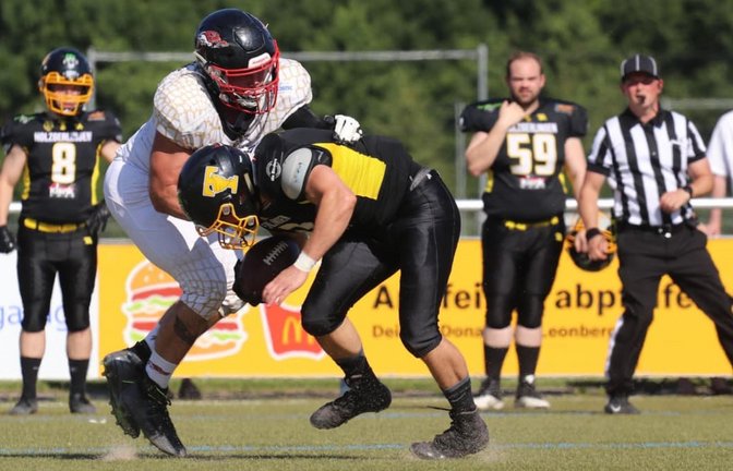 Die Leonberg Alligators (in Weiß) ließen den Holzgerlingen Twister keine Chance: Mit einem 58:3-Kantersieg übernehmen sie wieder die Tabellenführung in der Regionalliga.<span class='image-autor'>Andreas Gorr</span>
