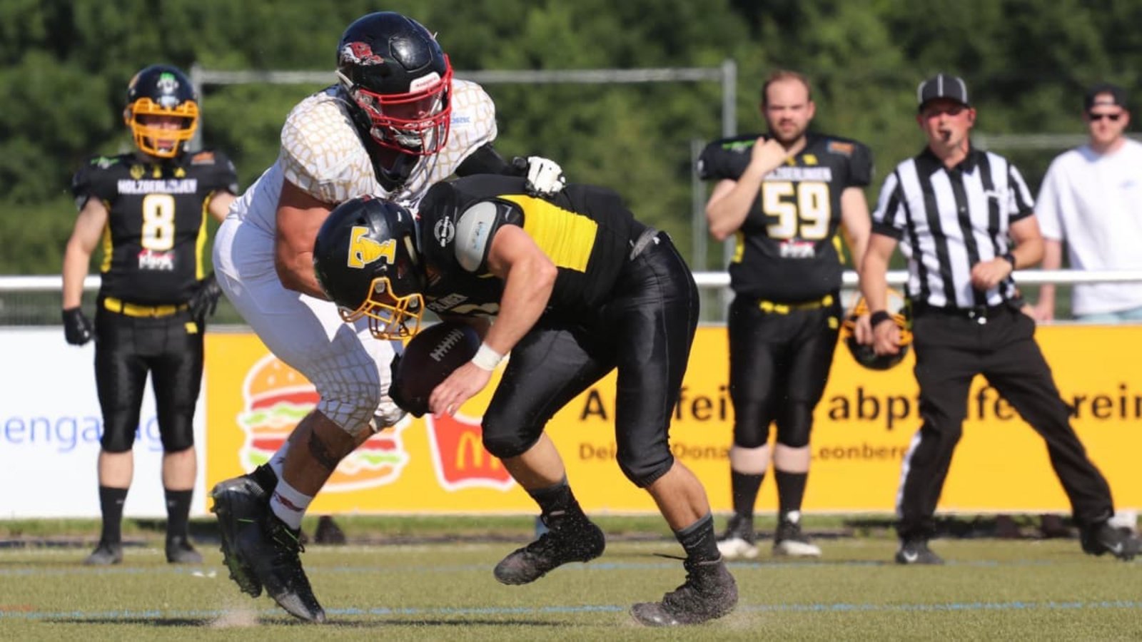 Die Leonberg Alligators (in Weiß) ließen den Holzgerlingen Twister keine Chance: Mit einem 58:3-Kantersieg übernehmen sie wieder die Tabellenführung in der Regionalliga.Andreas Gorr Die Leonberg Alligators (in Weiß) ließen den Holzgerlingen Twister keine Chance: Mit einem 58:3-Kantersieg übernehmen sie wieder die Tabellenführung in der Regionalliga.Andreas Gorr